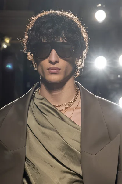 Look 16